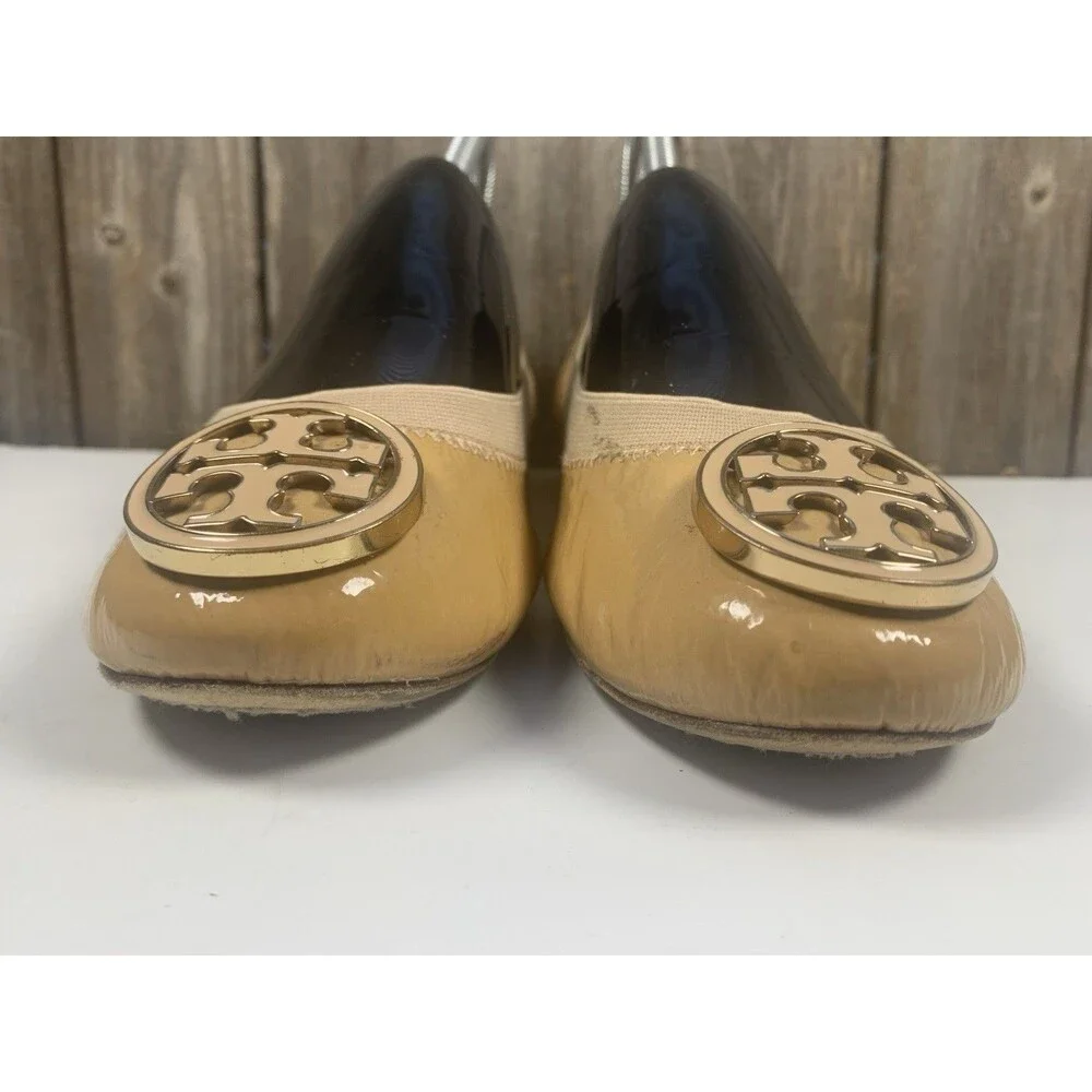 Tory Burch Caroline Women’s Sz 9 Ballet Flats Ivory Patent Leather Gold Logo - Picture 4 of 12